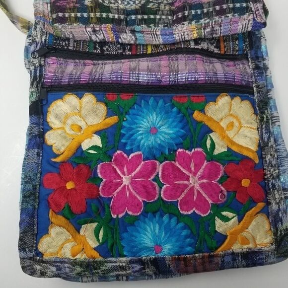 Beautiful floral embroidered crossbody bag. - Picture 2 of 14